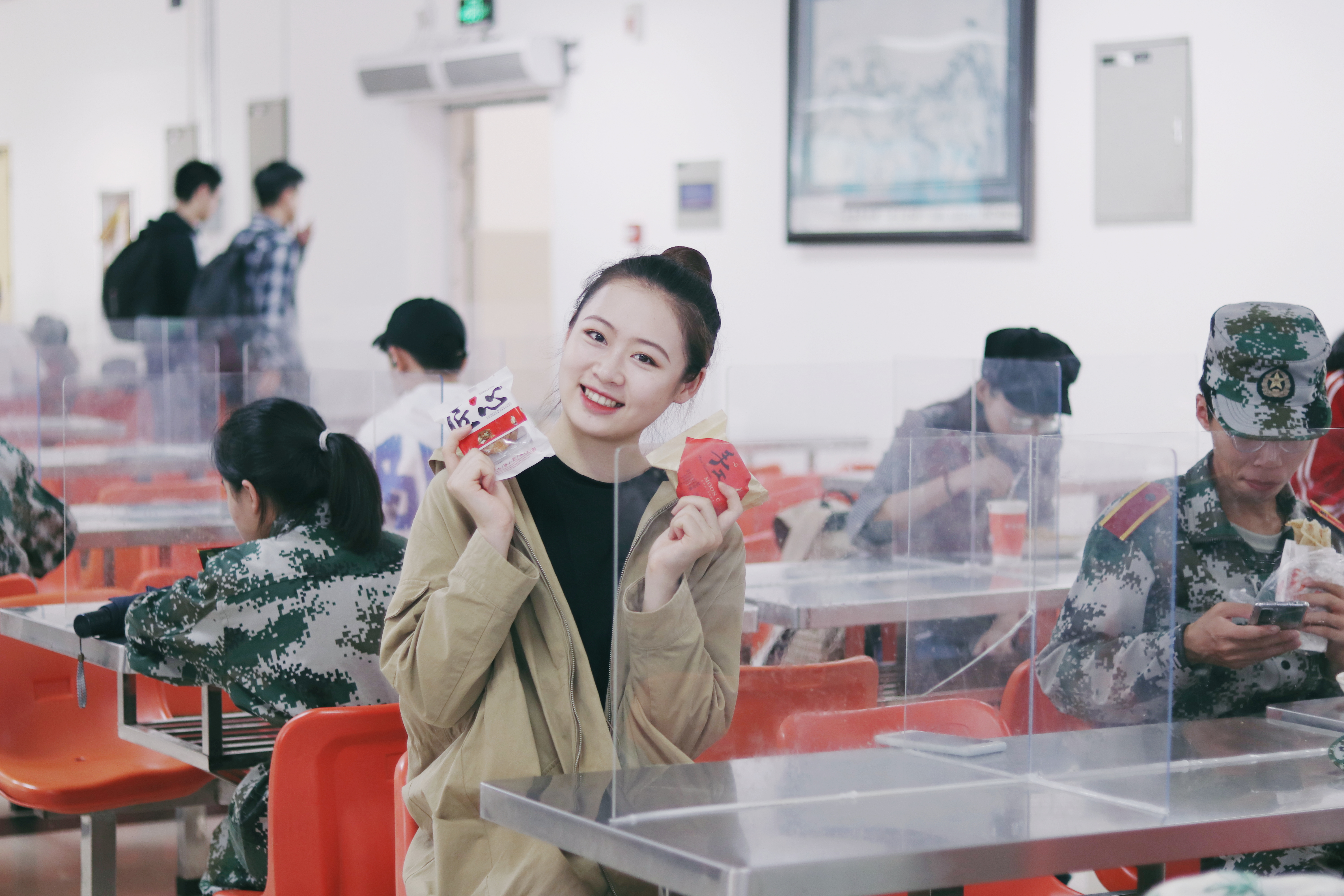 “中南月饼”受到学子们热捧。