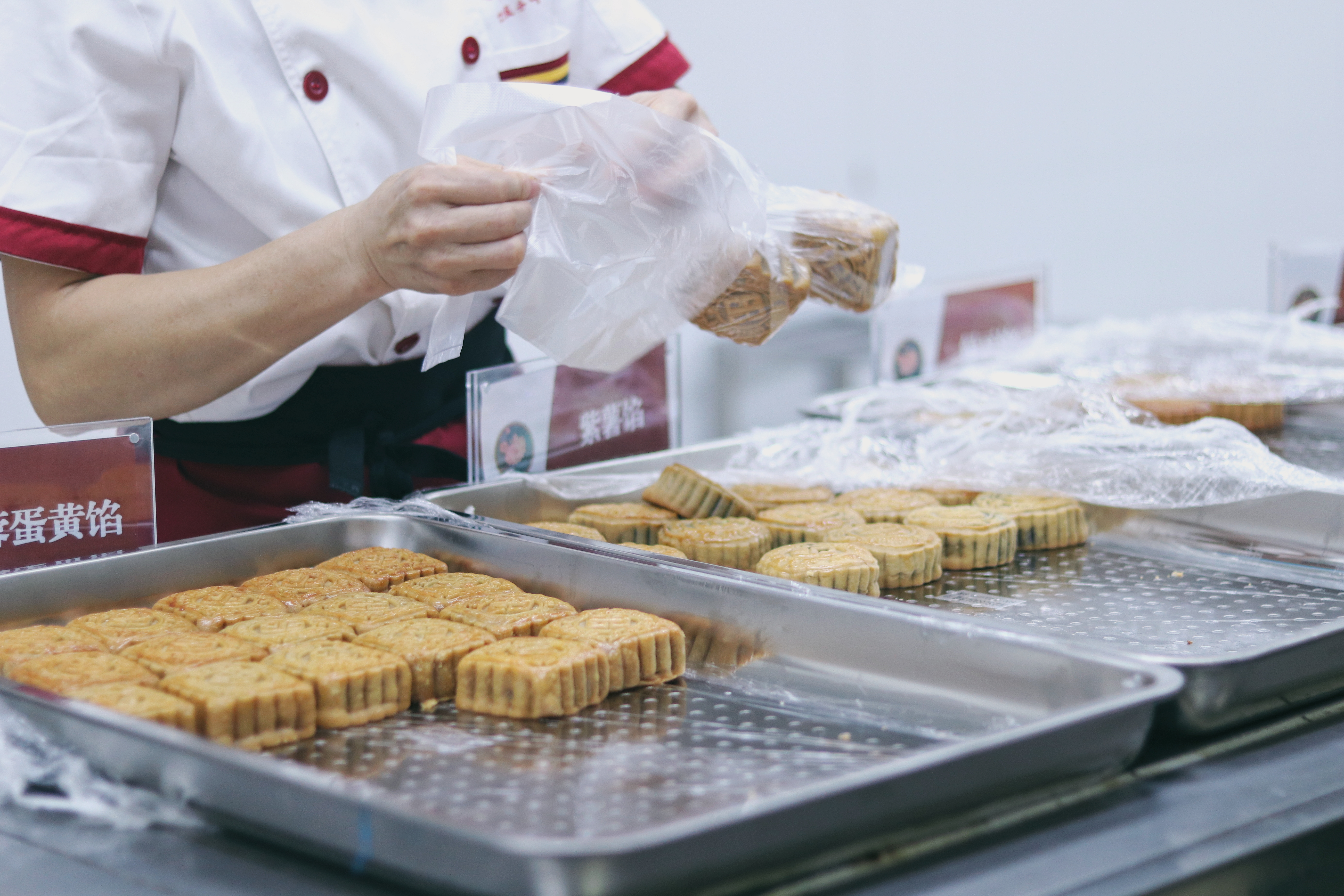 品种丰富的“中南月饼”。