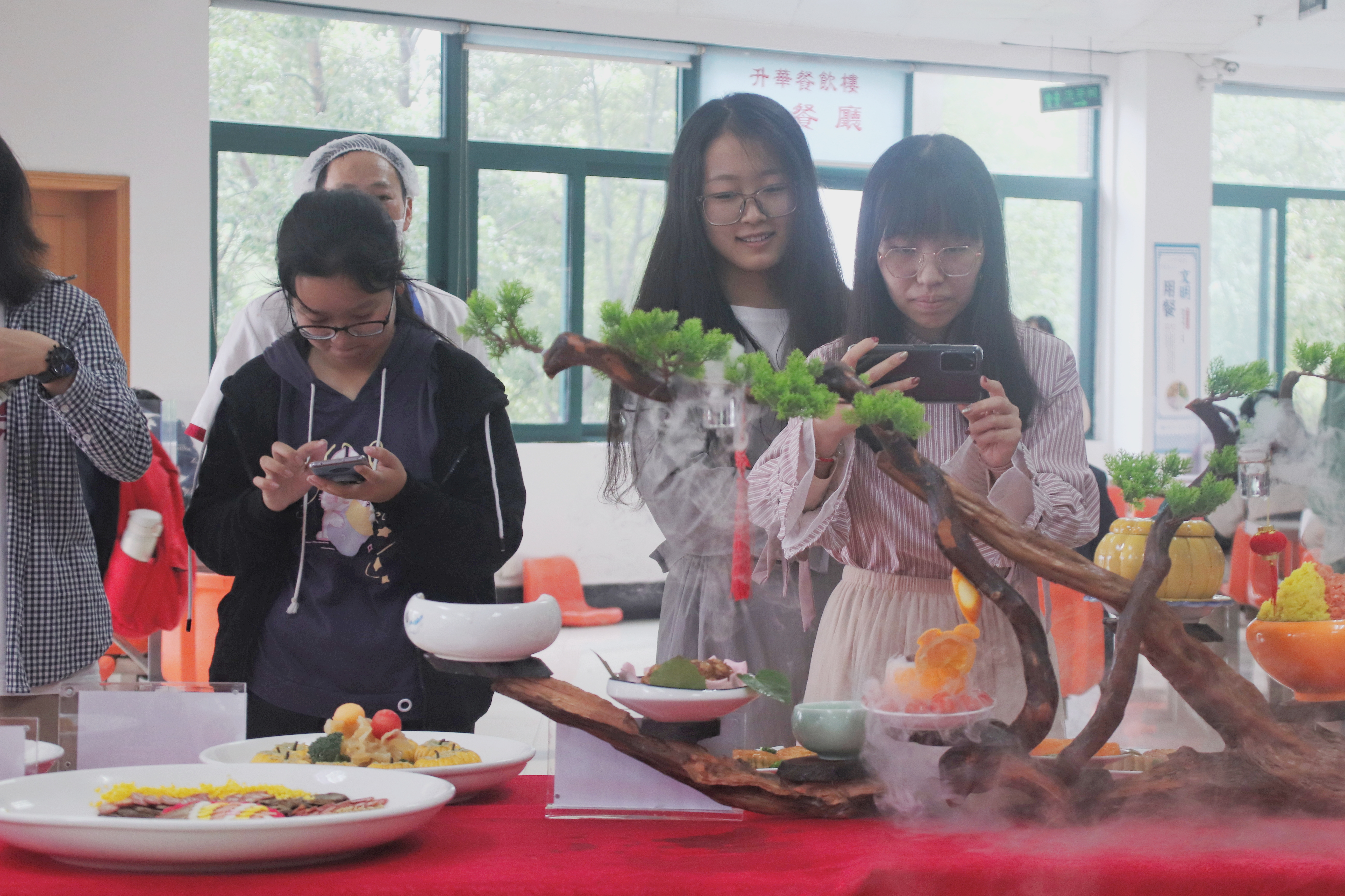 在中秋国庆特色菜品展区，学子们纷纷拿起手机拍照，第一时间分享在微信朋友圈。