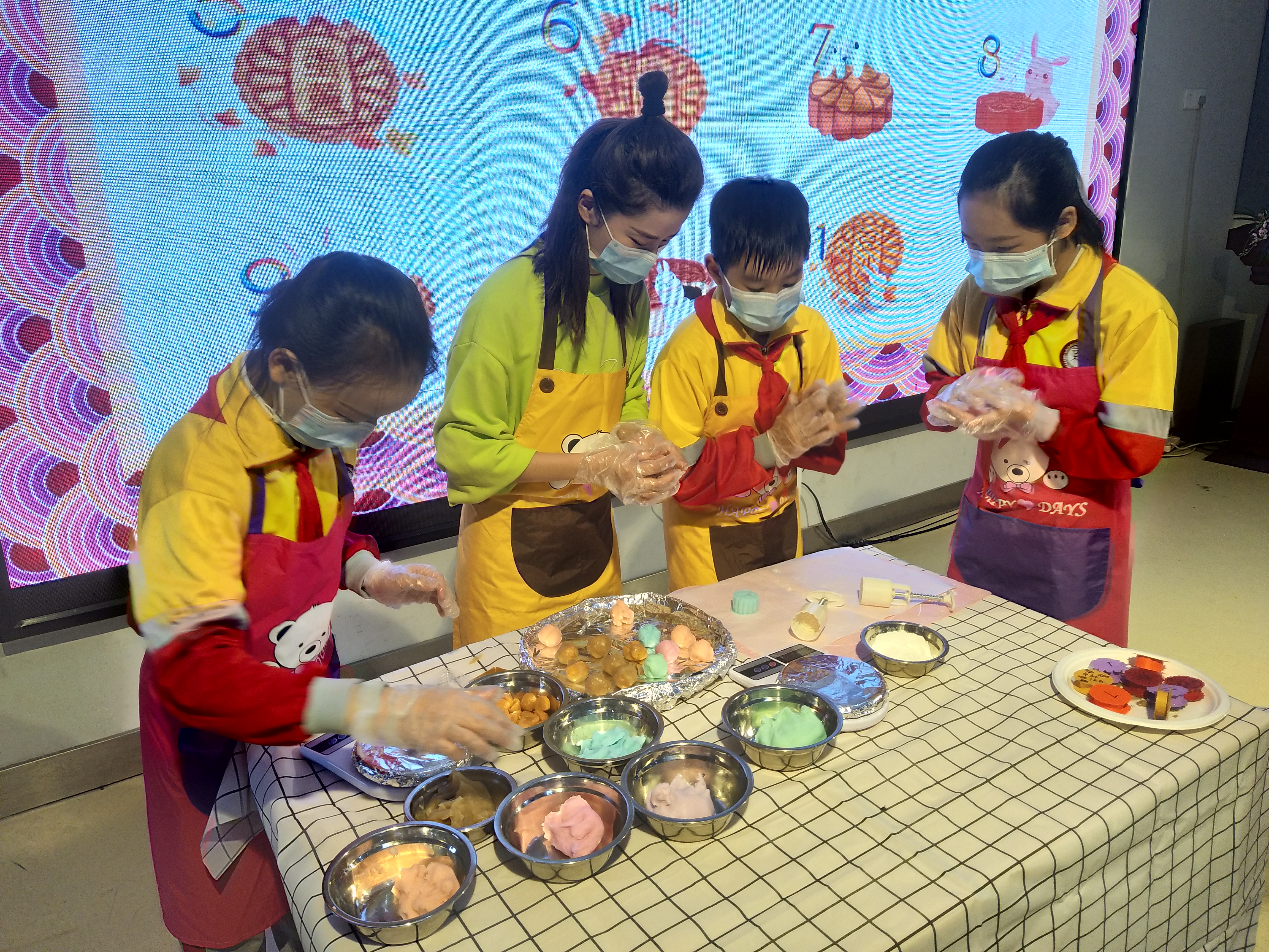 活动现场，烘焙班的老师和同学们为大家做月饼。均为长沙晚报全媒体记者 陈良 摄