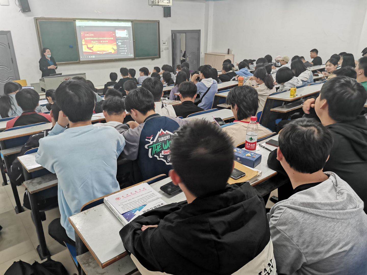 长沙民政职业技术学院的学生在教室观看直播。长沙晚报通讯员 覃扬庆 王萍摄