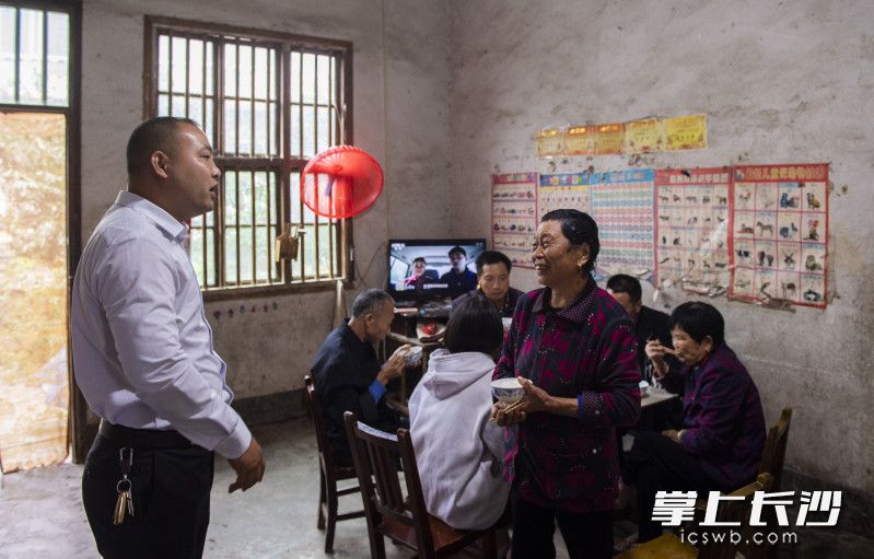 据驻村第一书记邓德贤看到脱贫户何义成家里日子越过越好，心里也感到特别的高兴。长沙晚报全媒体记者  邹麟  摄