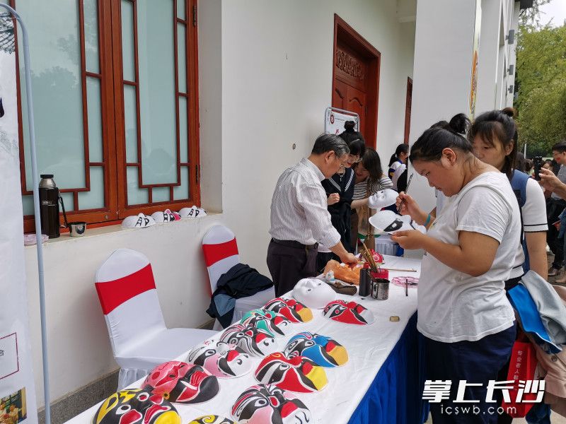 市民体验脸谱绘制。长沙晚报全媒体记者 黄能 摄