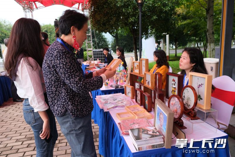 非遗集市吸引游客关注。唐茜茜 摄