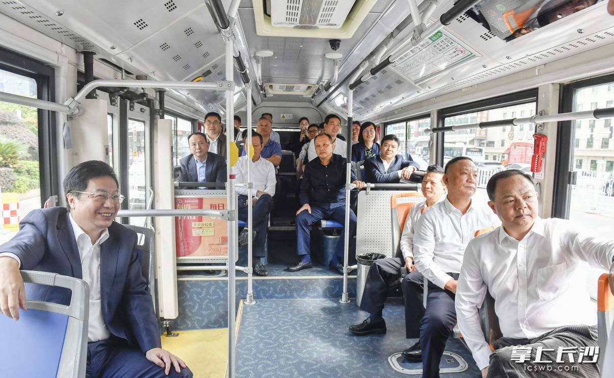 今天下午，省委常委、市委书记胡衡华体验智能网联3路公交车。长沙晚报全媒体记者 余劭劼 摄