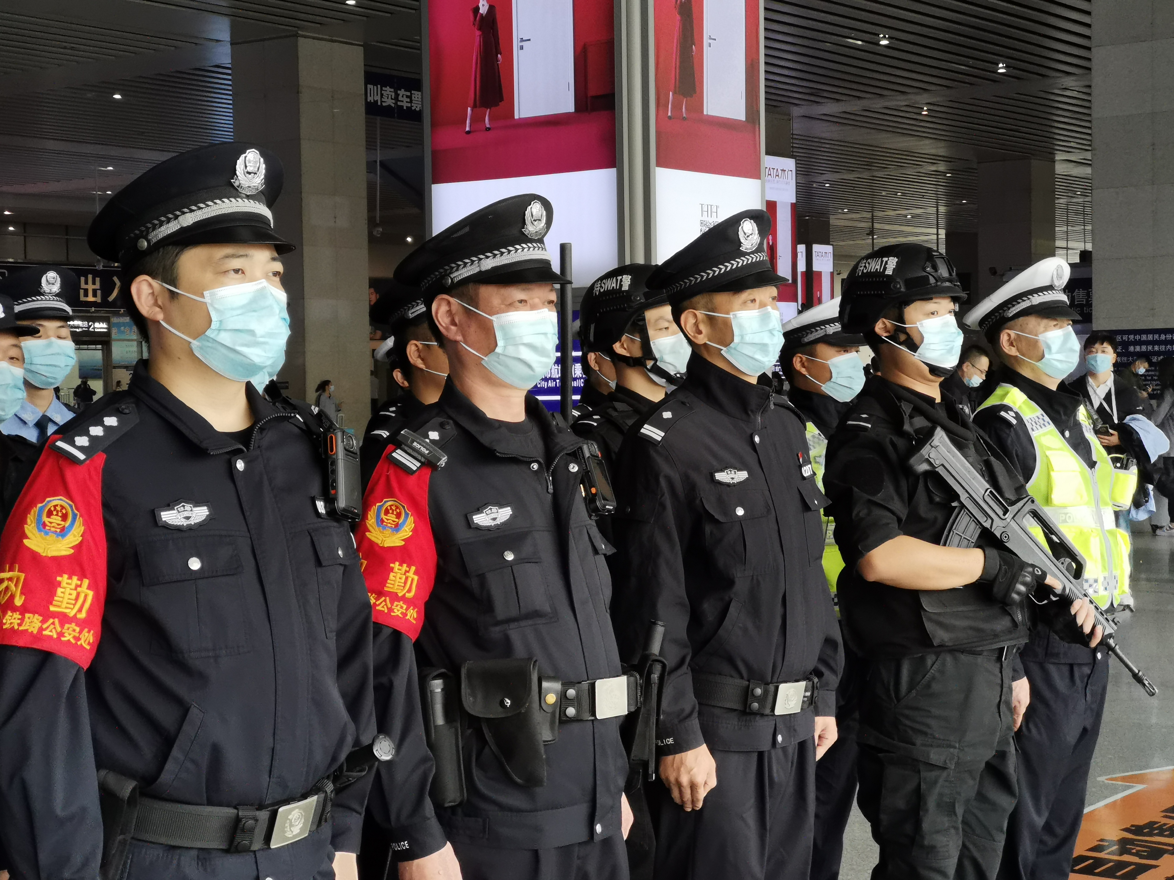 在长沙火车南站，铁警联合特警、交警等多方警力开展演练。 长沙晚报通讯员 张威 供图