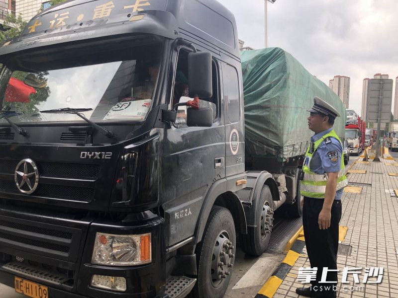 高速交警向货车驾驶人发放“防疲劳大礼包”。长沙晚报通讯员 陈鑫 供图
