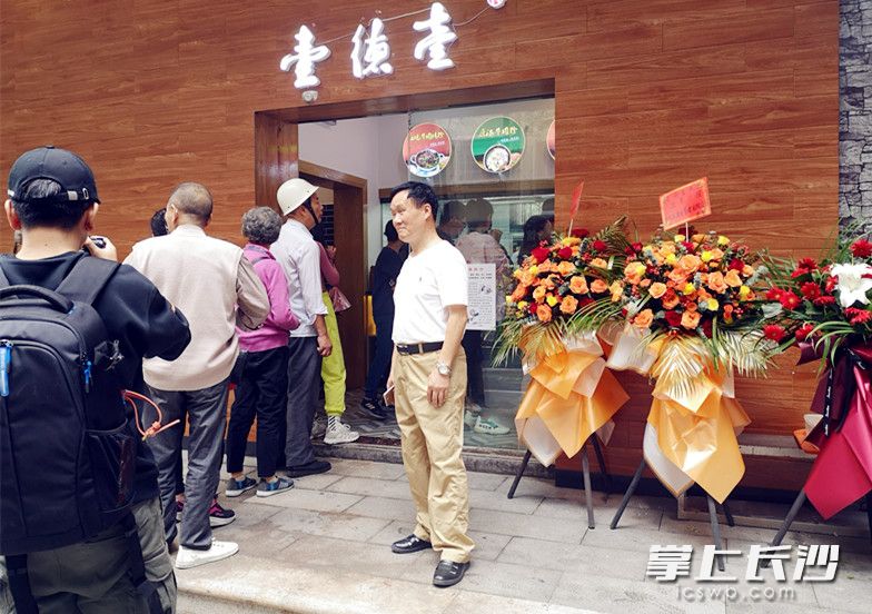 食客排队到了门外。