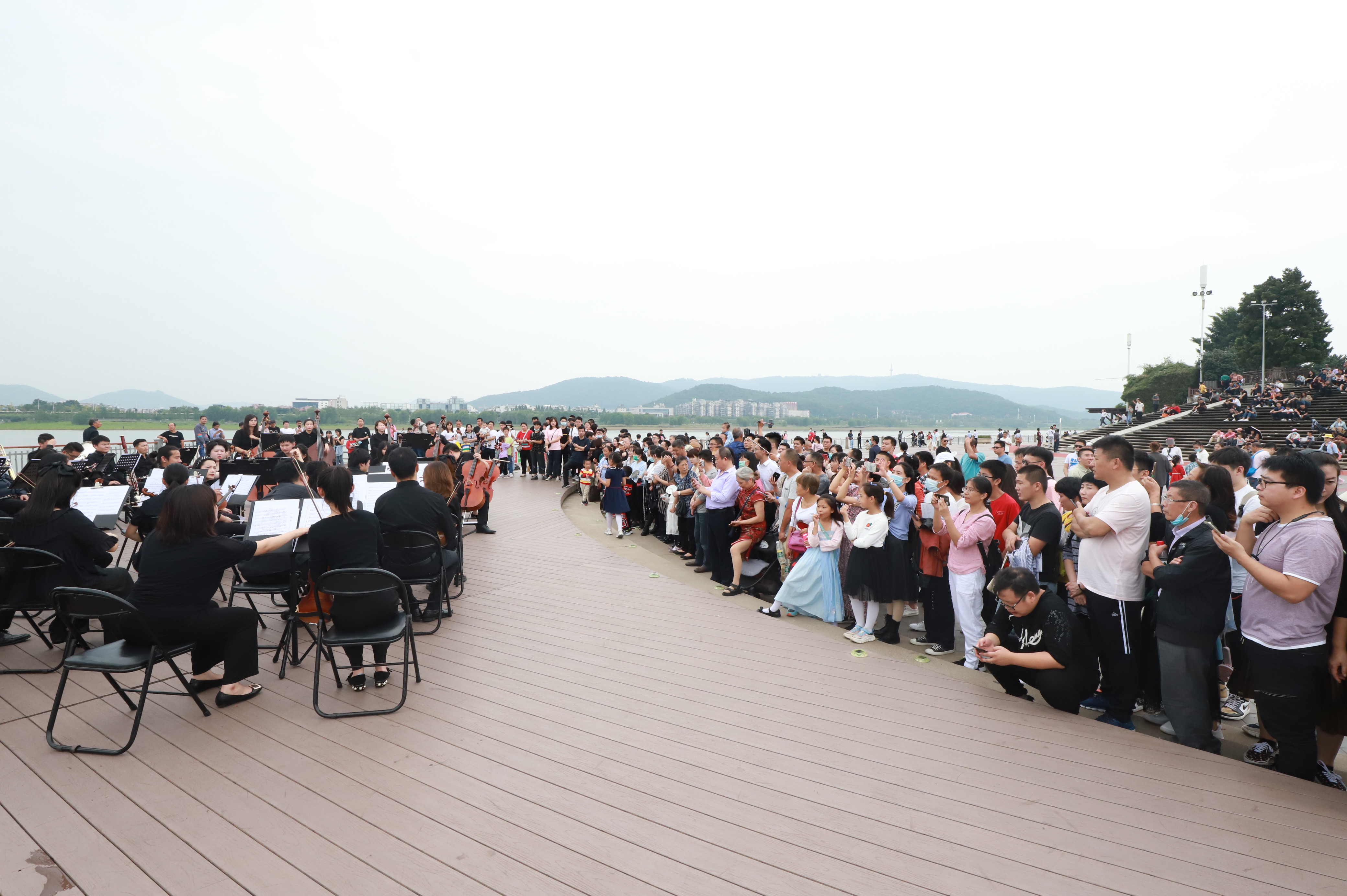10月1日，长沙交响乐团在橘子洲风景区等地为市民游客送上四场2020年长沙市“百村千场文化进万家”文艺演出进景区秋之颂·假日音乐会。
