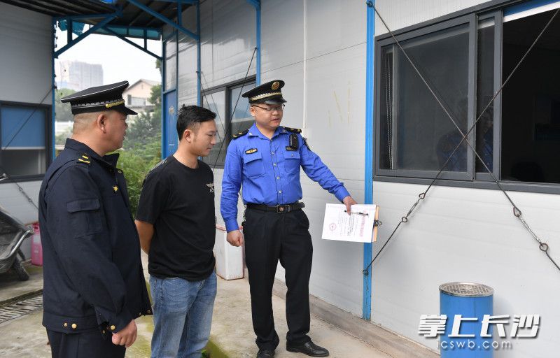 10月1日上午,岳麓区城管执法大队西湖中队工作人员对咸嘉湖路某建设工地项目部不规范使用垃圾分类垃圾桶的事实,开出责令限期改正通知书。长沙晚报全媒体记者 邹麟 摄 10月1日上午,岳麓区城管执法大队西湖中队工作人员对咸嘉湖路某建设工地项目部不规范使用垃圾分类垃圾桶的事实,开出责令限期改正通知书。长沙晚报全媒体记者 邹麟 摄