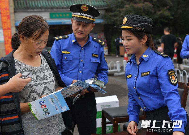 烈士公园南门,长沙市城市管理综合执法支队执法人员正在向市民朋友发放垃圾分类宣传资料。长沙晚报全媒体记者 邹麟 摄 烈士公园南门,长沙市城市管理综合执法支队执法人员正在向市民朋友发放垃圾分类宣传资料。长沙晚报全媒体记者 邹麟 摄