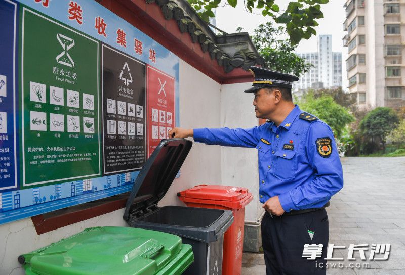 长沙市城市管理综合执法支队执法人员正在队芙蓉区韭菜园街道军区社区信息苑小区的垃圾分类情况进行检查。长沙晚报全媒体记者 邹麟 摄 长沙市城市管理综合执法支队执法人员正在队芙蓉区韭菜园街道军区社区信息苑小区的垃圾分类情况进行检查。长沙晚报全媒体记者 邹麟 摄
