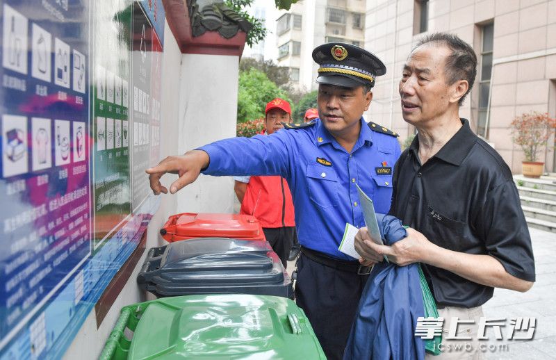 长沙市城市管理综合执法支队执法人员在芙蓉区韭菜园街道军区社区信息苑小区,和居民朋友讲解垃圾分类的相关知识。长沙晚报全媒体记者 邹麟 摄 长沙市城市管理综合执法支队执法人员在芙蓉区韭菜园街道军区社区信息苑小区,和居民朋友讲解垃圾分类的相关知识。长沙晚报全媒体记者 邹麟 摄