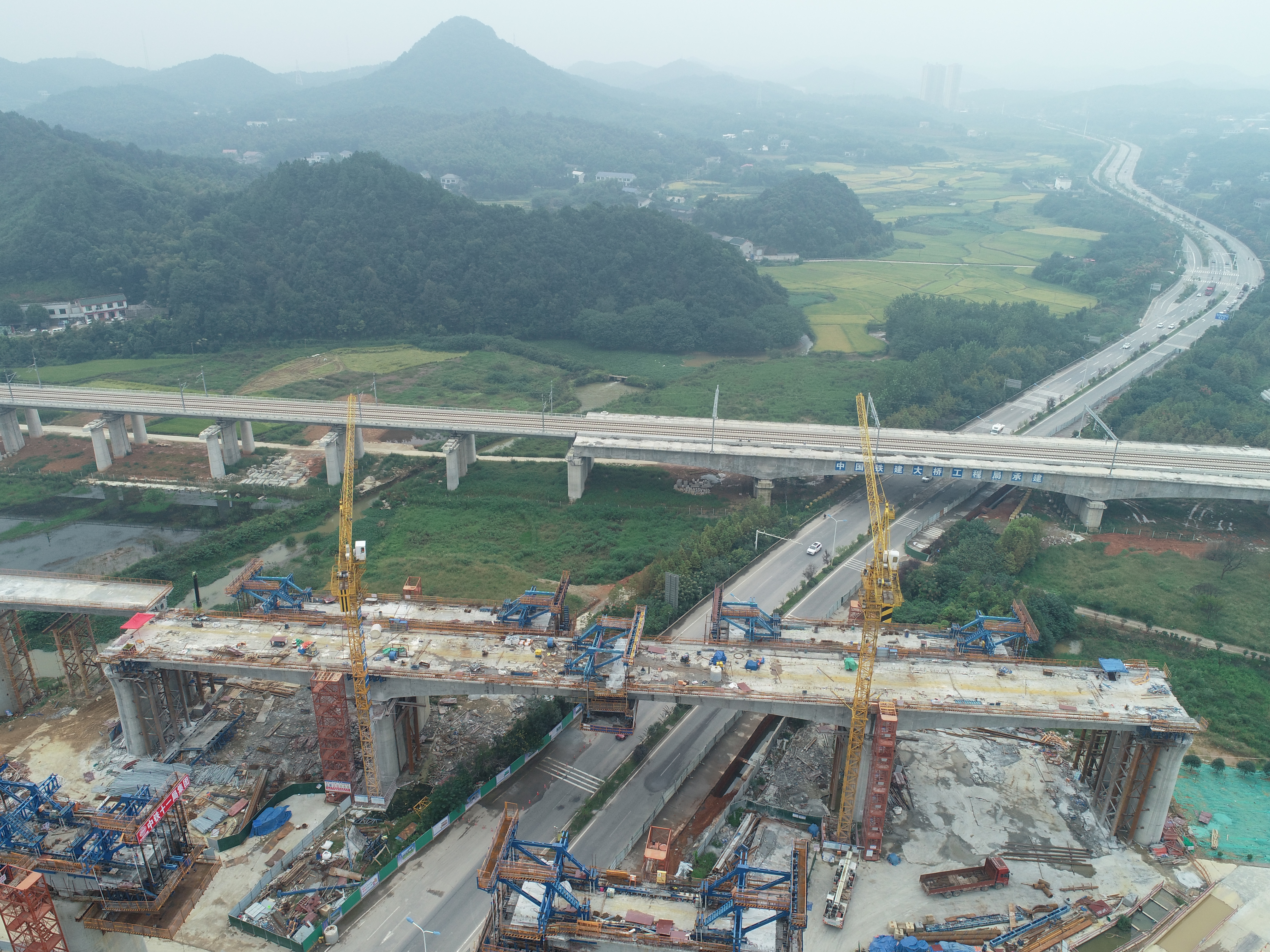 10月1日，常益长铁路长沙段上跨黄桥大道连续梁顺利合龙，标志着桥梁线下结构全部完成。均为长沙晚报全媒体记者 陈焕明 通讯员 刘环环 摄影报道