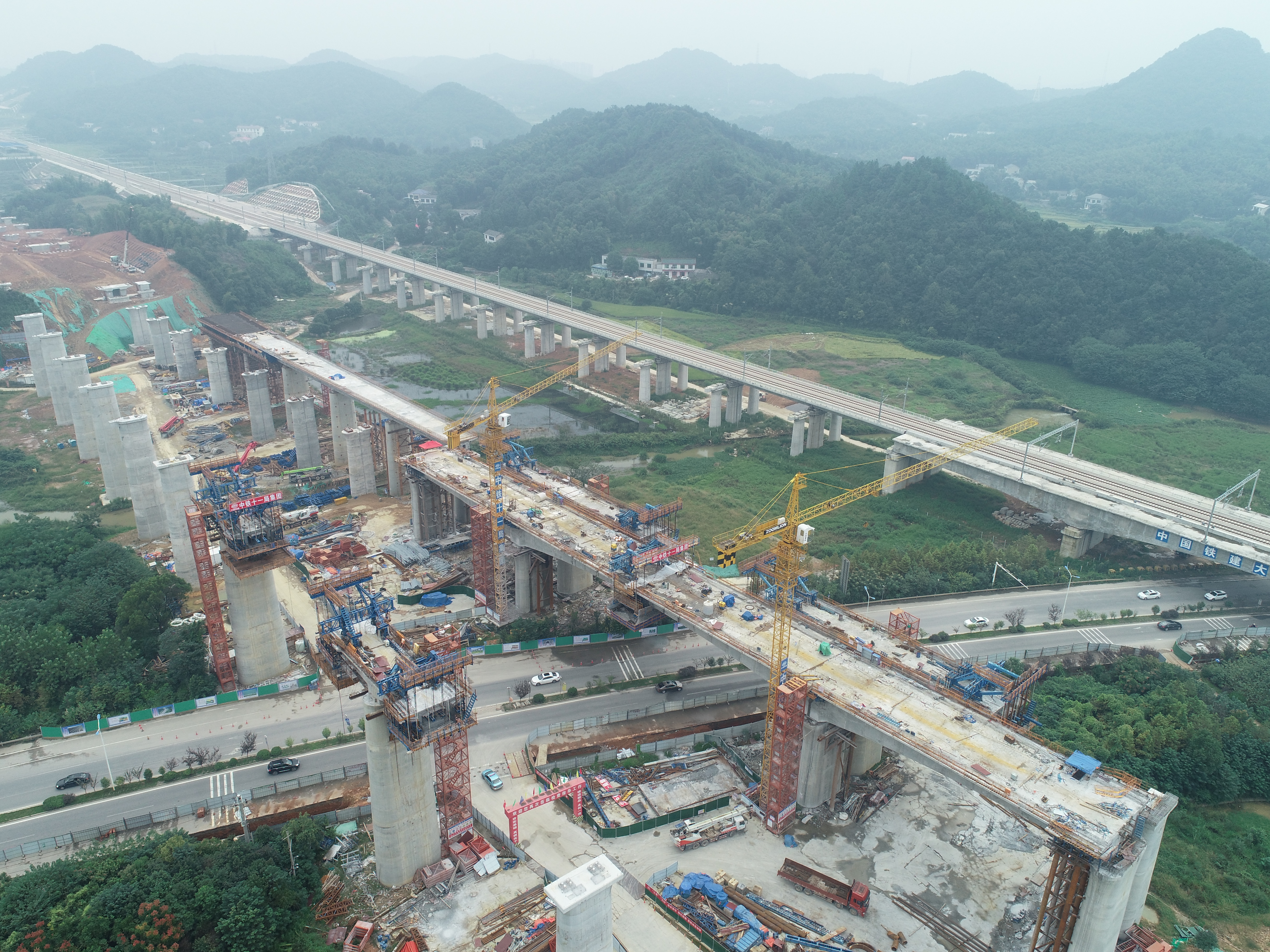 图为常益长铁路上跨黄桥大道连续梁。