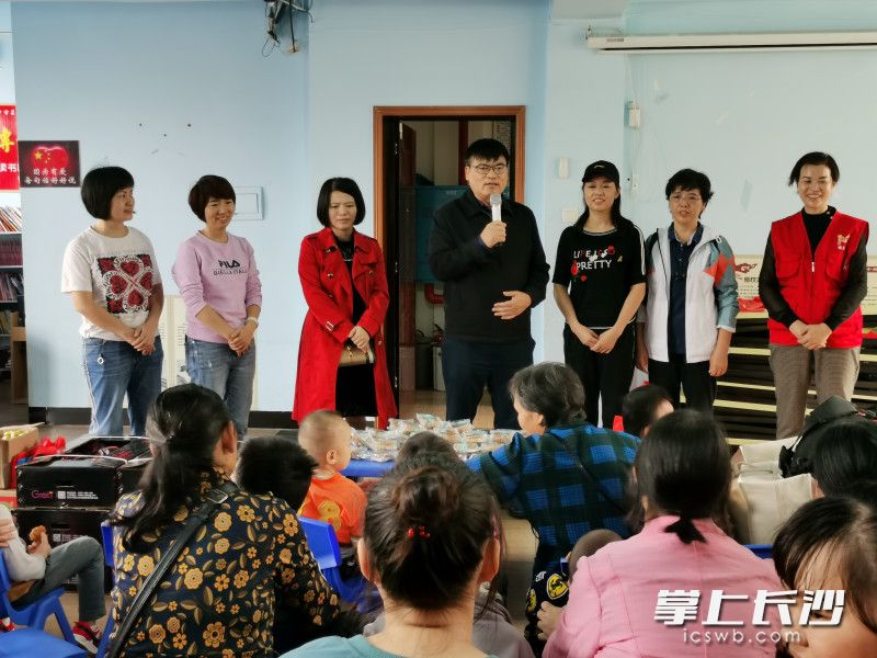 今日是中秋和国庆节，湖南师大附中副校长陈迪勋与该校教师志愿者蒋碧蓉、李尚斌、刘惠平、谢美丽、李兰来到“脑瘫村”陪脑瘫患儿过节。均为长沙晚报全媒体记者 舒文 摄