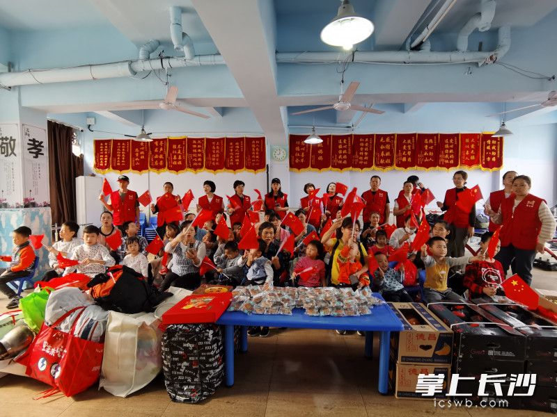 在老师们的带领下，孩子与家长手挥国旗，共唱国歌。