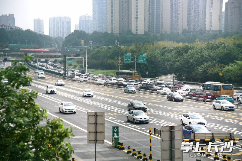 出城方向车流量大，入城方向较为顺畅。长沙晚报全媒体记者 刘琦 摄