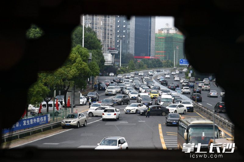出城方向车流量大，入城方向较为顺畅。长沙晚报全媒体记者 刘琦 摄