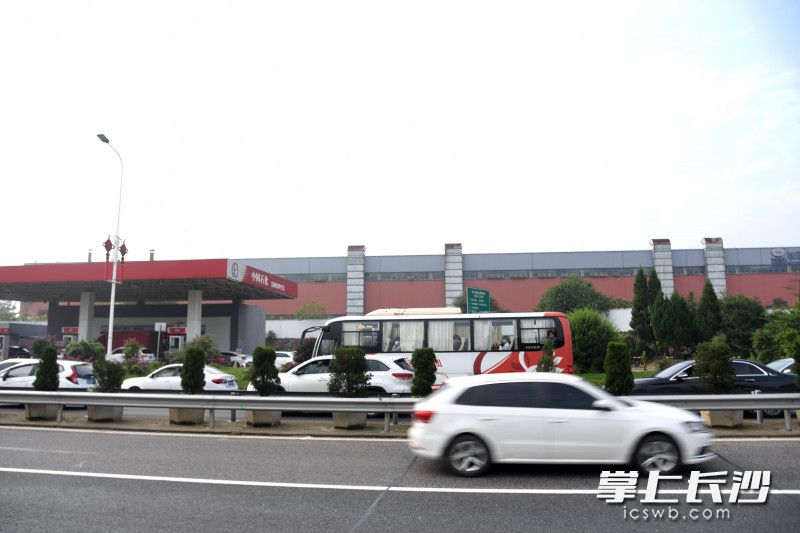 长浏高速星沙收费站附近路段，出城方向车辆通行缓慢。长沙晚报全媒体记者 刘琦 摄