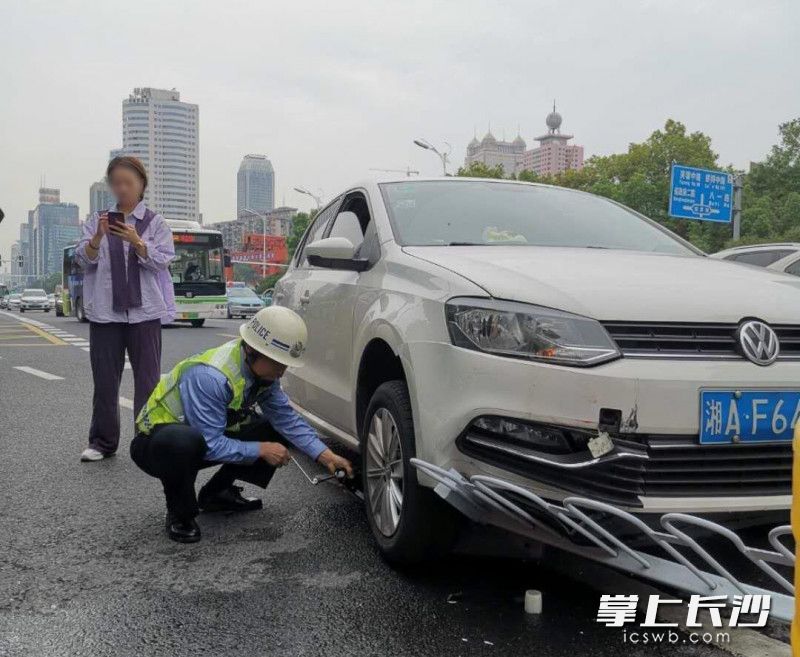 长沙交警协助驾驶员处理事故车辆。湖南交警供图