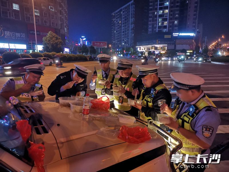 全省公安交警全员上路，确保中秋国庆交通安全。湖南交警供图