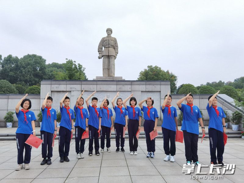 孩子们向雷锋雕像行少先队礼。均为长郡双语实验中学供图