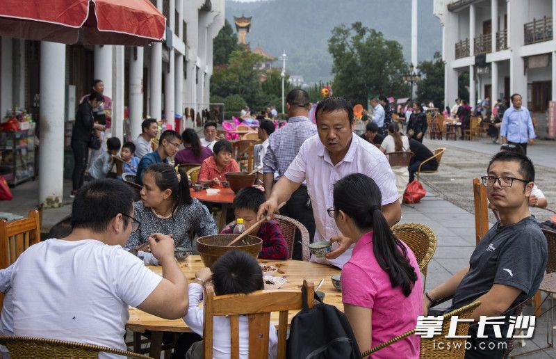 国庆小长假，游客们正在沩山品尝当地特色美食，喝擂茶。均为长沙晚报全媒体记者 邹麟 摄