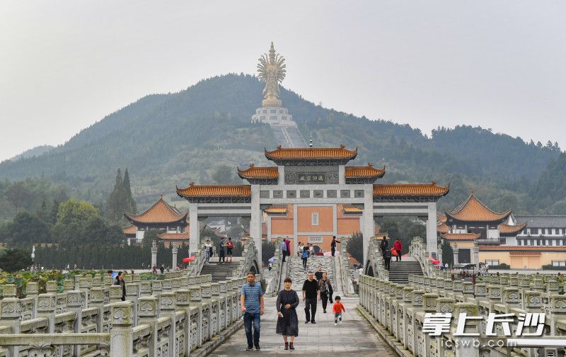 国庆小长假一家老小走出家门，在沩山广场漫步游玩，感受这美好时光。
