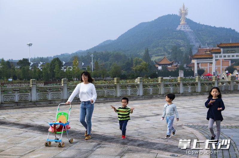 沩山广场，孩子们开心的玩耍。