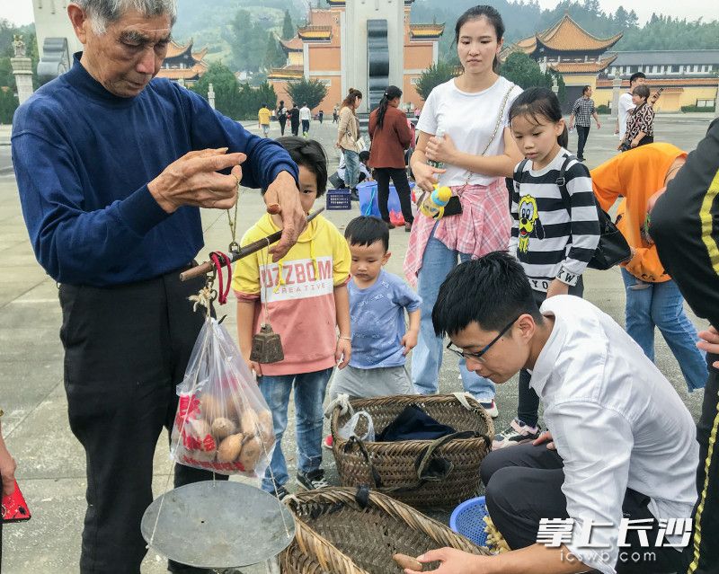 游客们正在购买当地绿色食品。