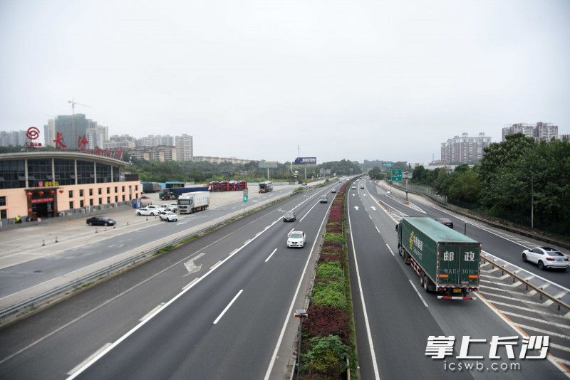 3日15时许，记者在长沙服务区发现，京港澳高速该路段双向通行顺畅。长沙晚报全媒体记者 刘琦 摄