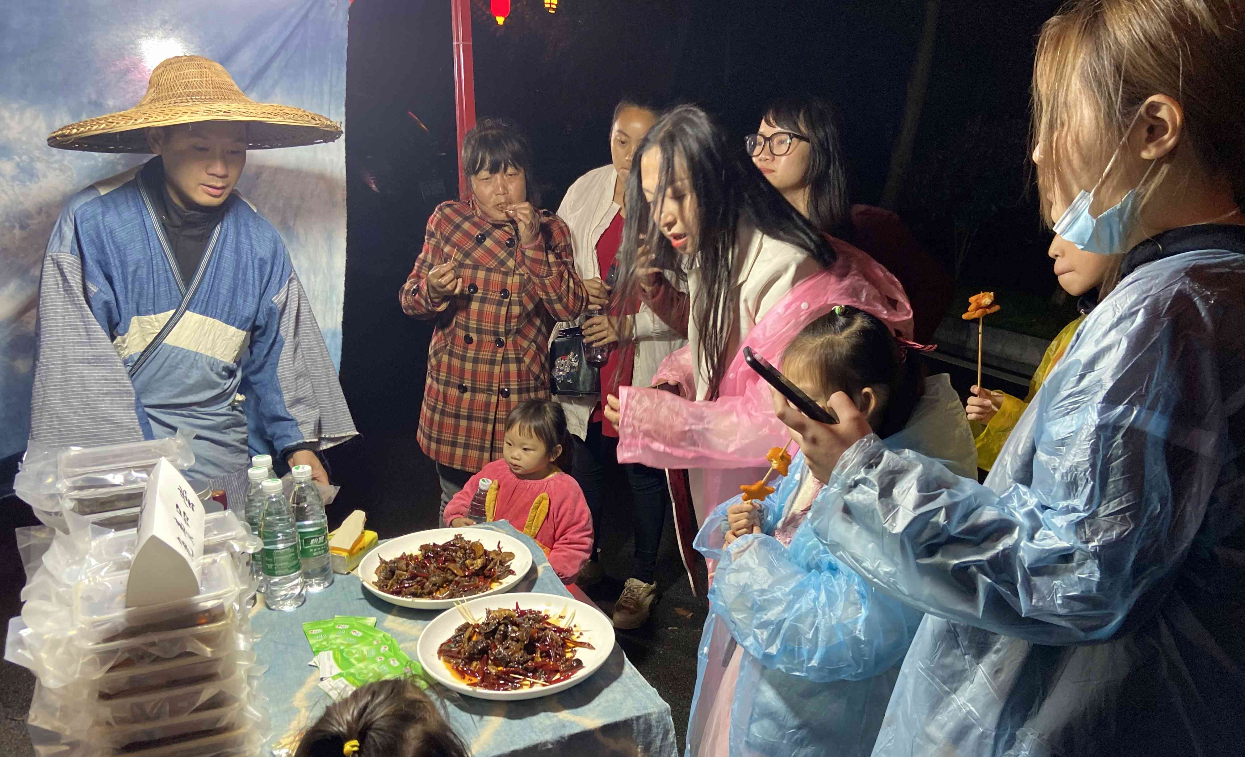 灰汤飞鸭展位前，游客在品尝香味扑鼻的鸭脖、鸭架等。均为长沙晚报全媒体记者 贺文兵 摄