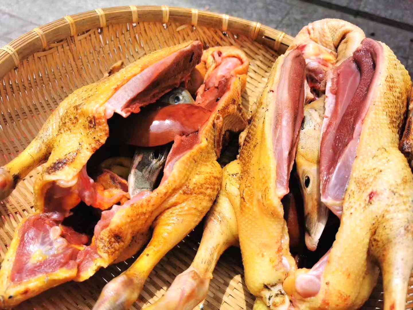灰汤飞鸭活跃能力强，飞得远，脂肪少，蛋白质含量高，因其品质独特名噪十里八乡。