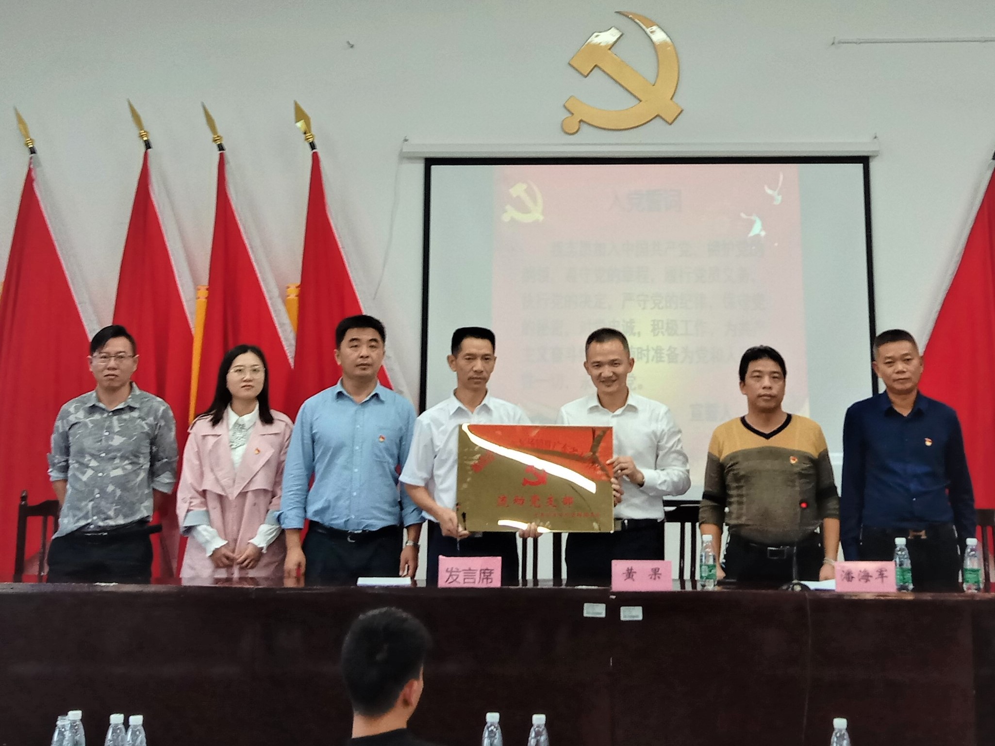 为加强流动党员管理，宁乡灰汤镇党委实施创新之举，跨省成立灰汤镇驻广东省大湾区流动党支部，灰汤温泉管理局党组书记、灰汤镇党委书记黄果（右三）为该支部授牌。