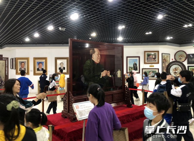 国庆期间，参观湘绣红色题材特展的市民络绎不绝。照片均为长沙晚报全媒体记者 石祯专 摄
