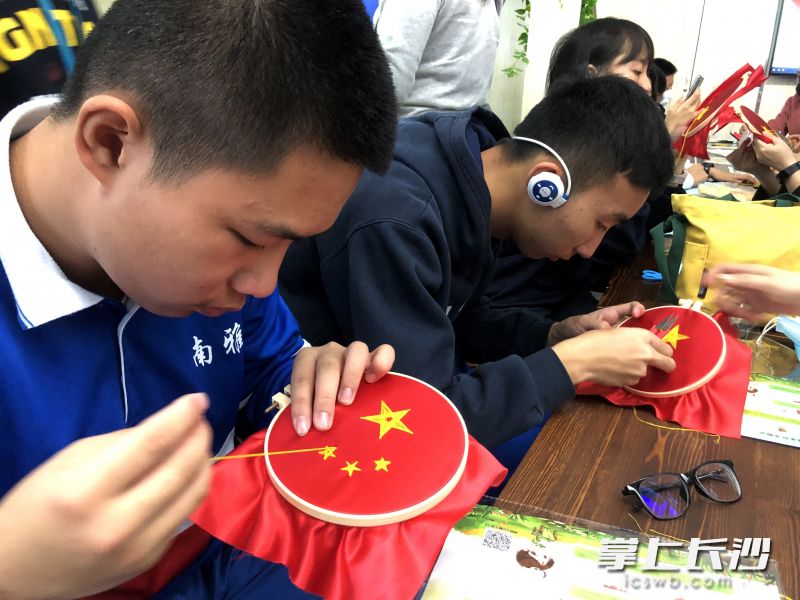 绣制五星红旗成为国庆期间绣道文化体验的主题活动。