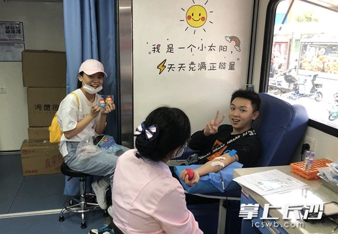 市民参加无偿献血，获得血型家族盲盒。  长沙血液中心供图