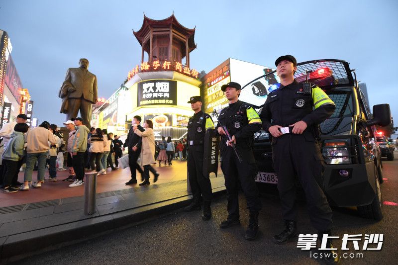7日晚6时，在人流量密集的解放西路司门口，来自长沙特巡警支队第五特警大队四中队的特警正在武装值守。