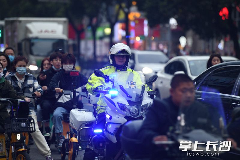 在解放西路，长沙交警铁骑在路面进行巡查，保障道路通畅。