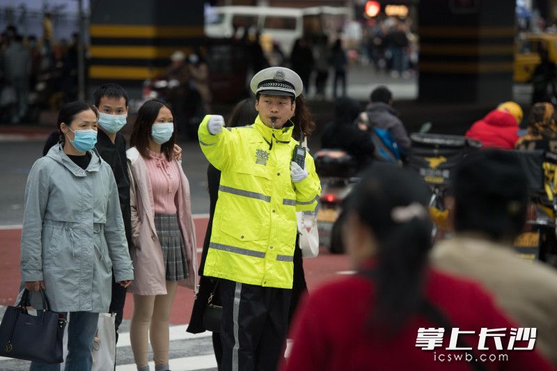 在五一广场，交警在路面疏导交通。
