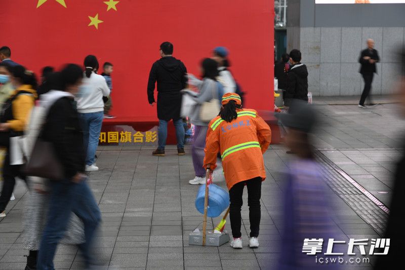 环卫工人们坚守岗位，为市民游客营造干净整洁的环境。长沙晚报全媒体记者 黄启晴 摄