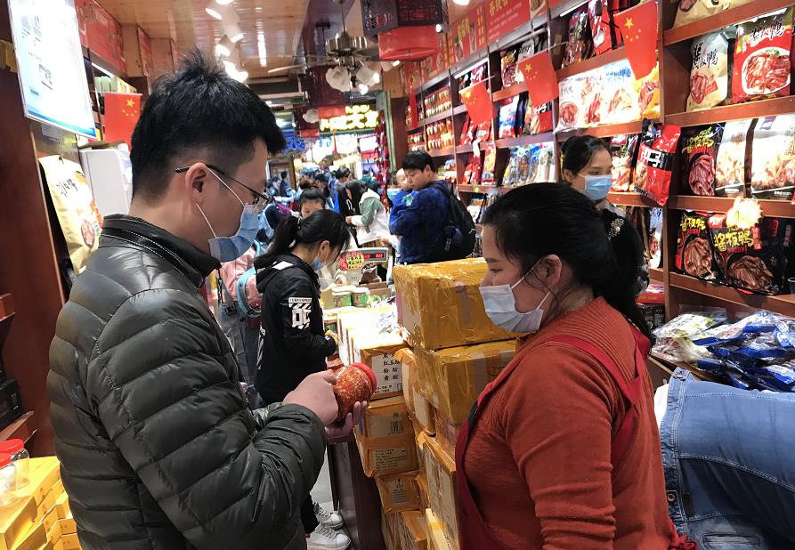 7日，天心市监局相关负责人带领值班人员对超市食品安全进行检查。长沙晚报全媒体记者 王斌 摄