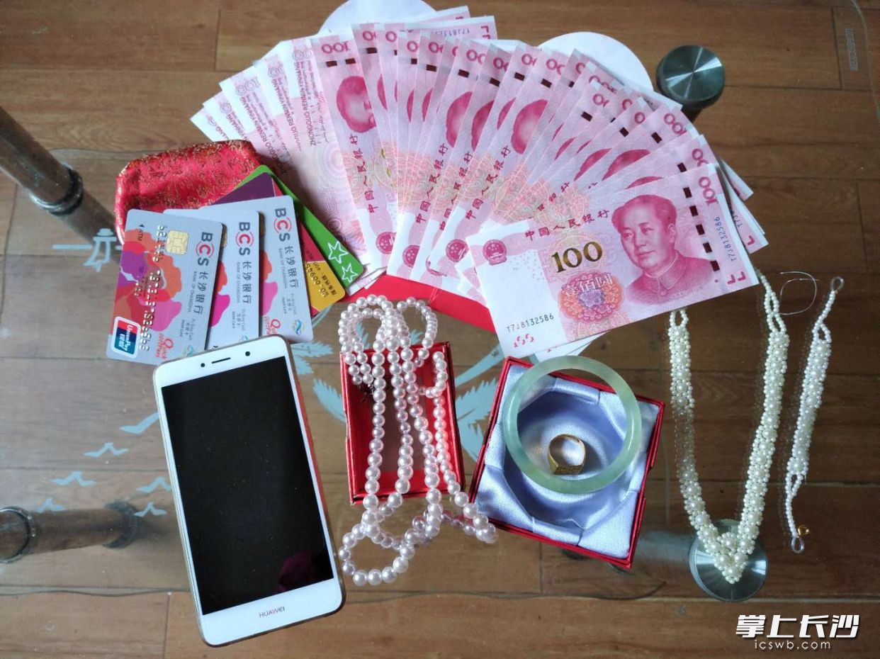 在民警的帮助之下，老人拿回了所有丢失的物品。 受访者供图