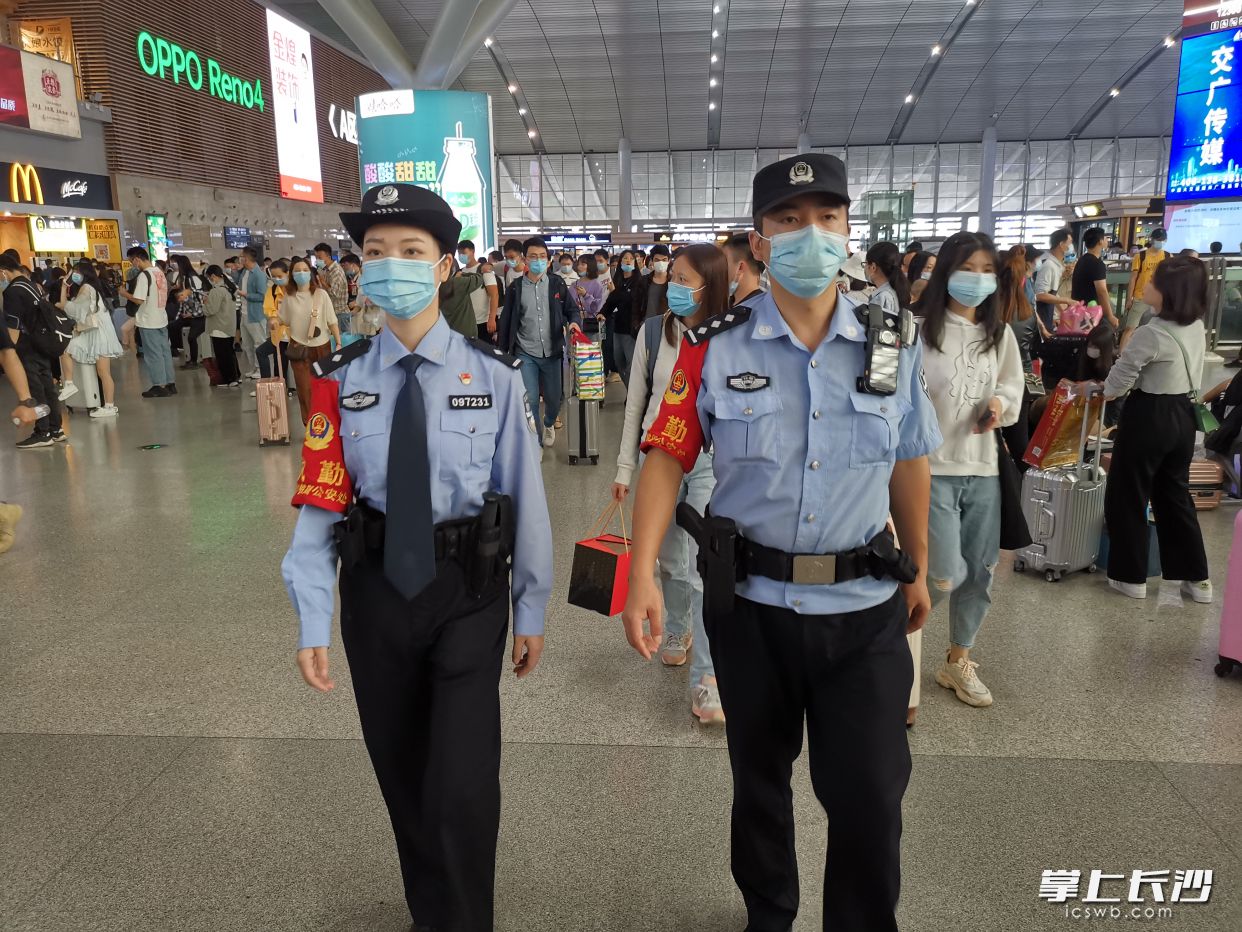 在长沙火车南站，铁警在候车层巡逻。 长沙晚报通讯员 张威 供图