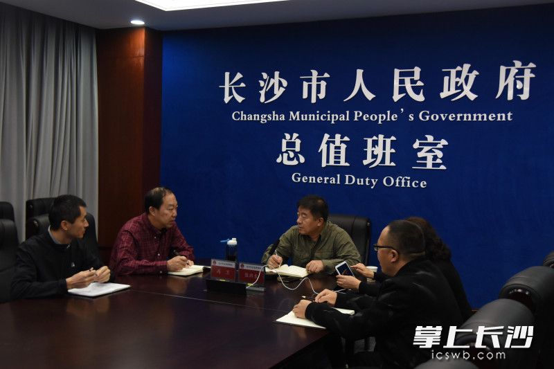 在位于长沙市应急指挥中心的市政府总值班室内，值班人员一线值守，守护安全。长沙晚报全媒体记者 刘琦 摄