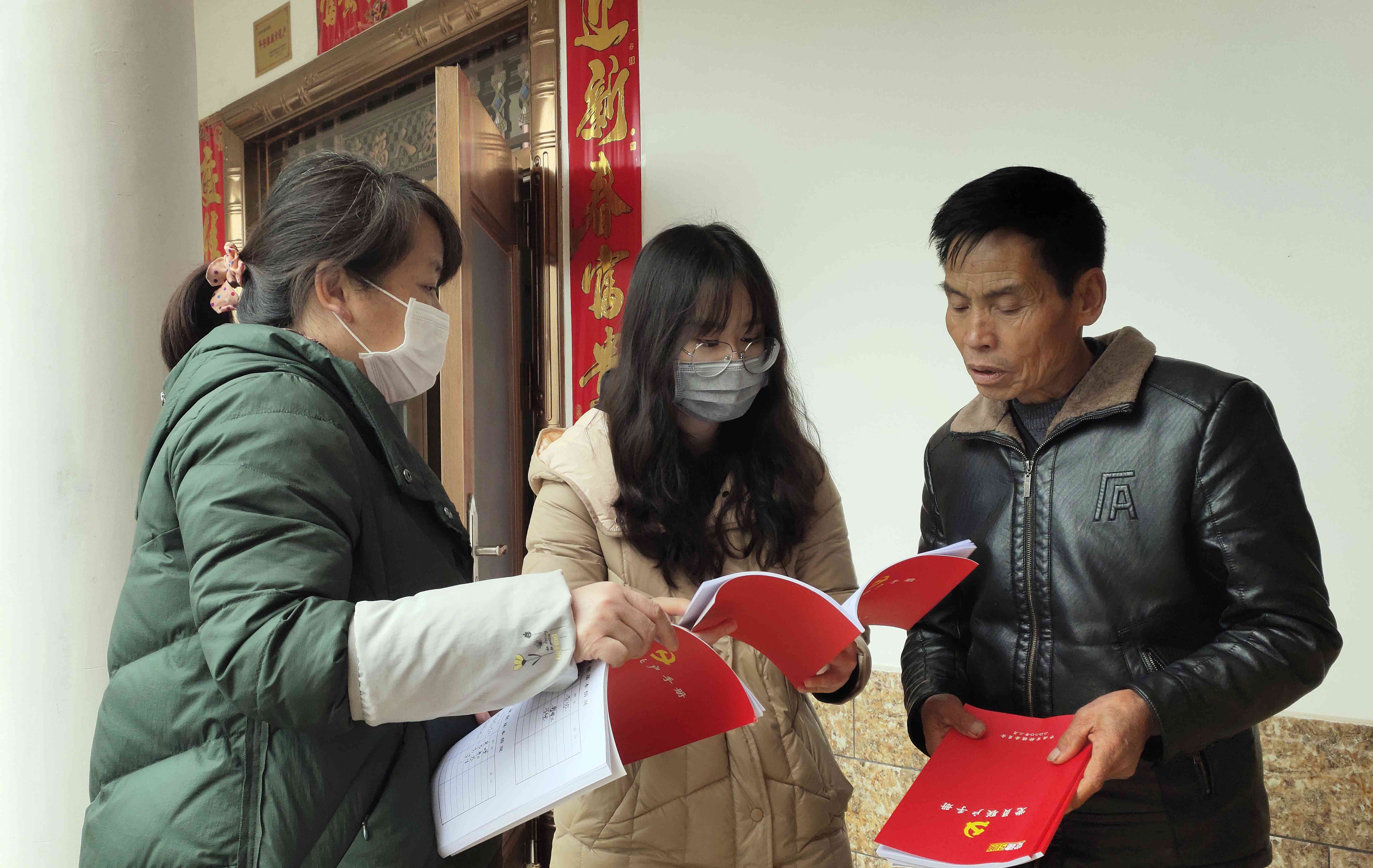 钟疏影（中）在入户走访来。受访者供图