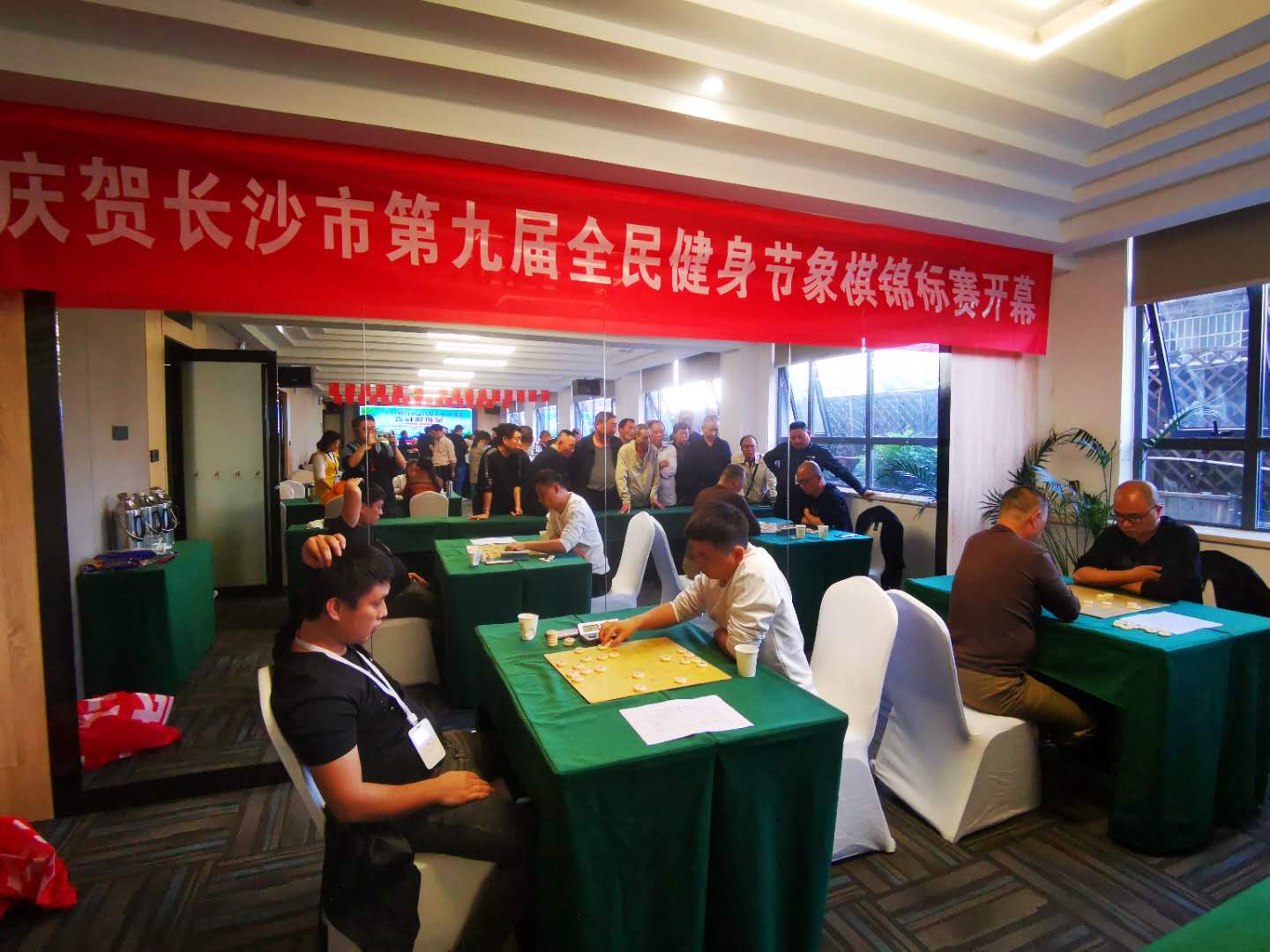 最后的前四名对弈吸引不少棋友围观。