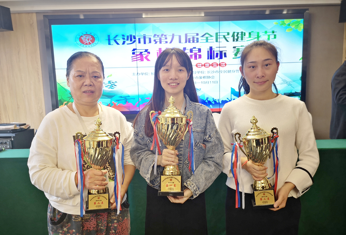 女子组前三名领奖。均为长沙晚报全媒体记者 宁莎鸥 摄