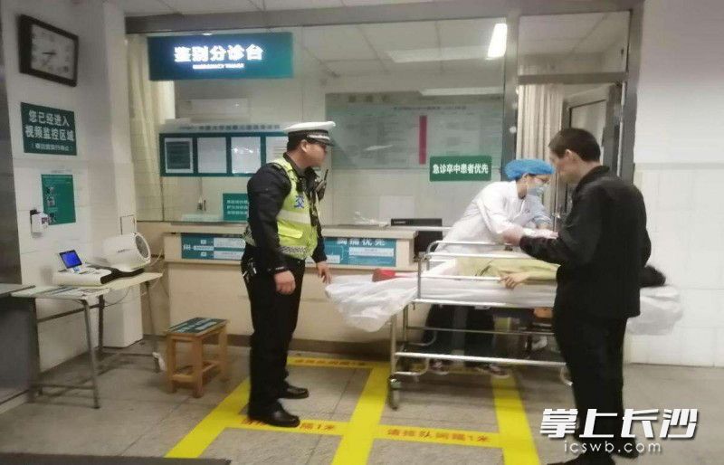 众人接力下，孕妇终于被平安送到了医院救治。岳麓交警供图。